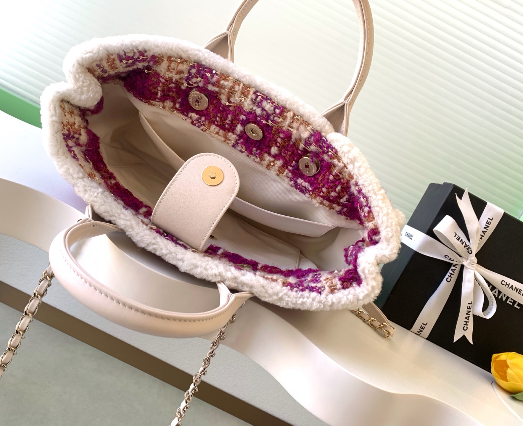 Chanel Tote Bag White L-s