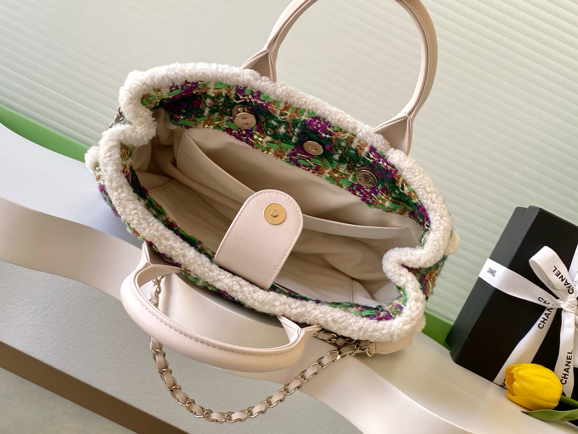 Chanel Tote Bag White L-s