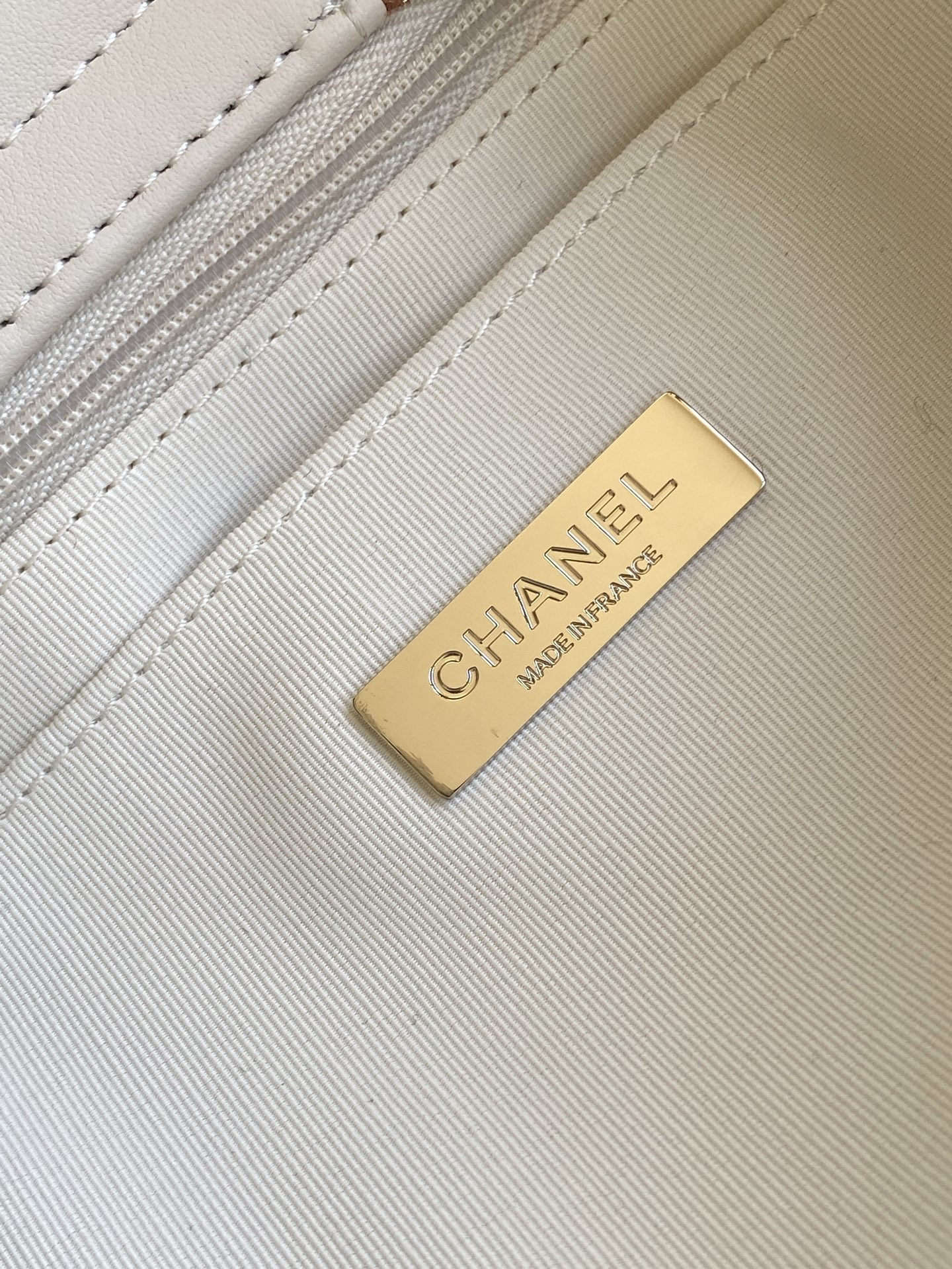 Chanel Tote Bag White L-s