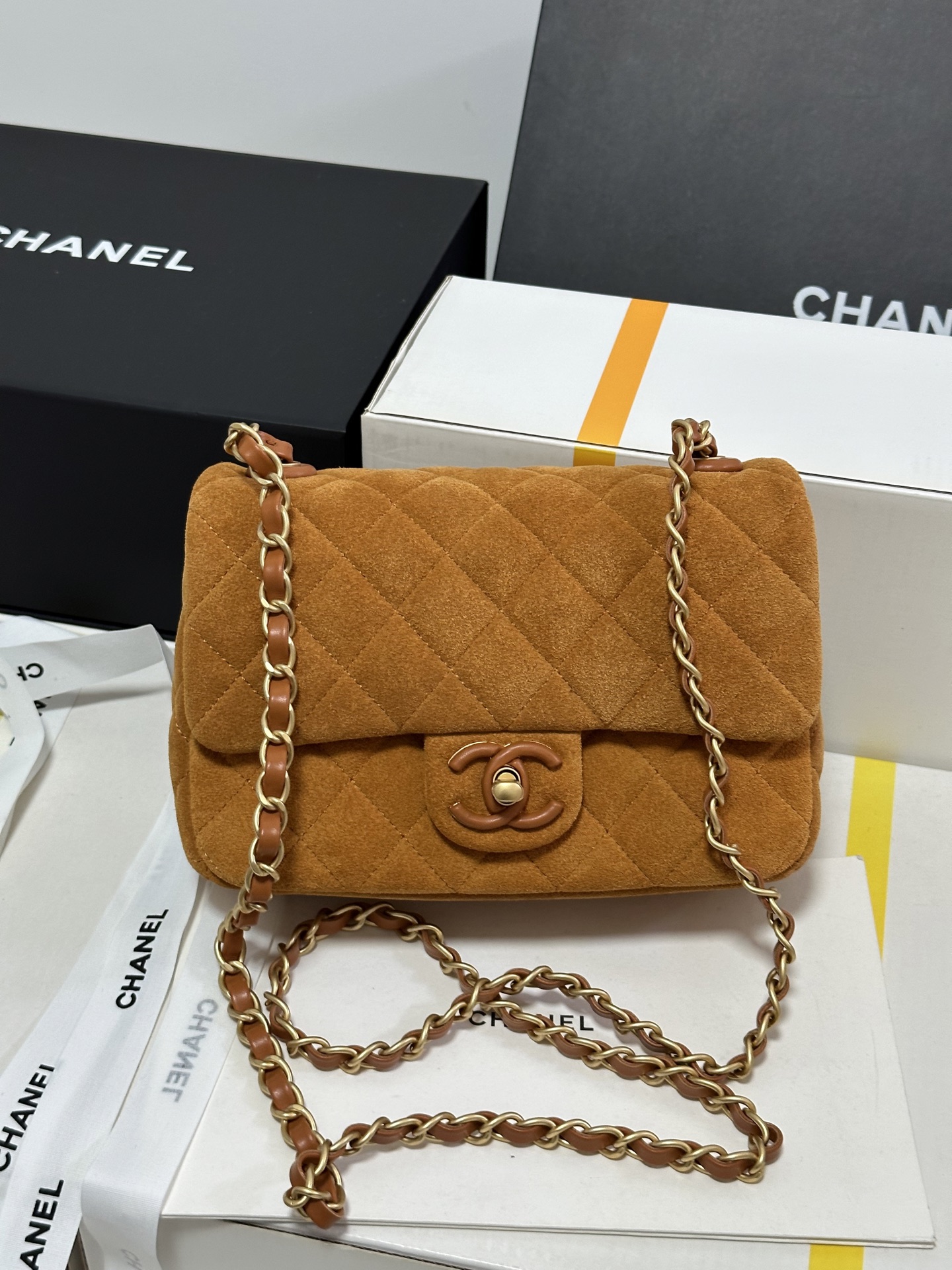 Chanel Basic Bag M-l-s