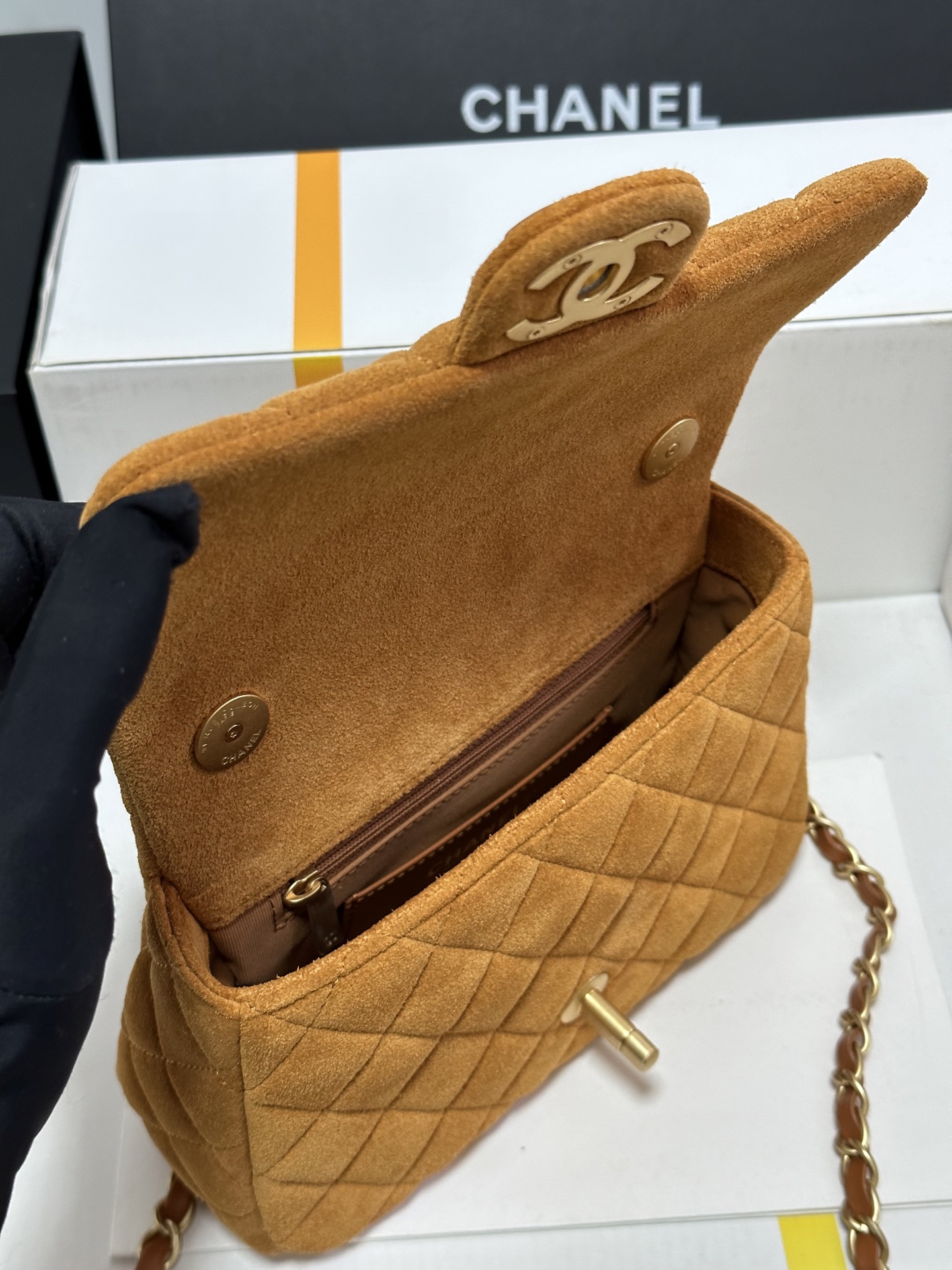 Chanel Basic Bag M-l-s