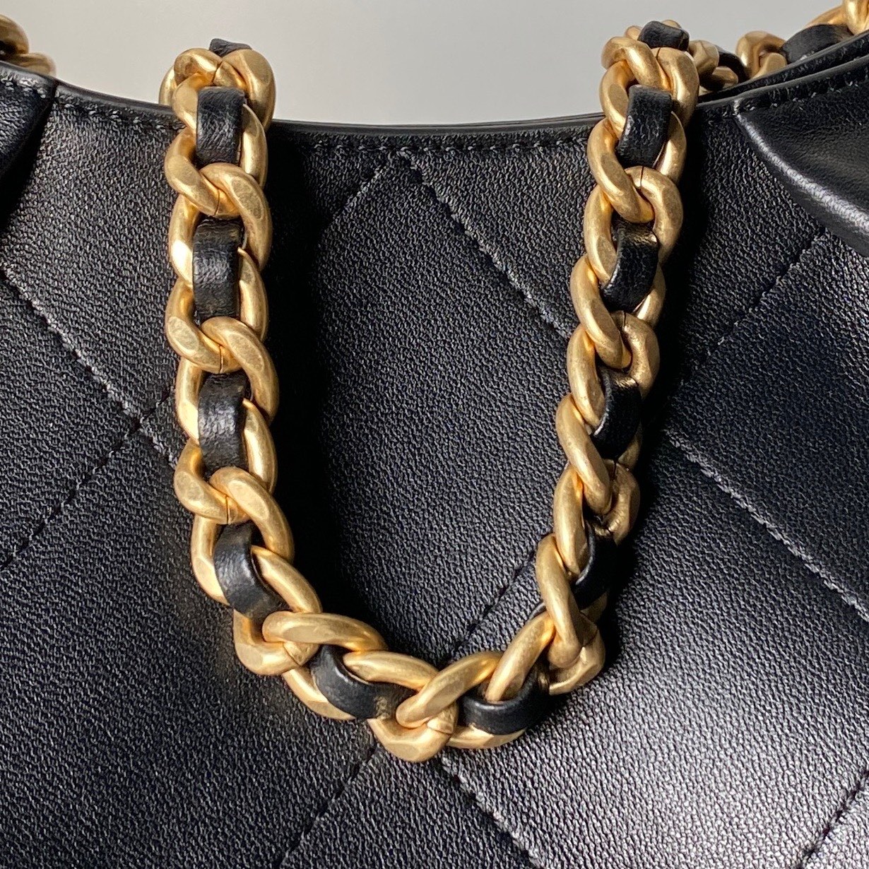 Chanel Basic Bag Cow Leather Gold 10cm-l-s