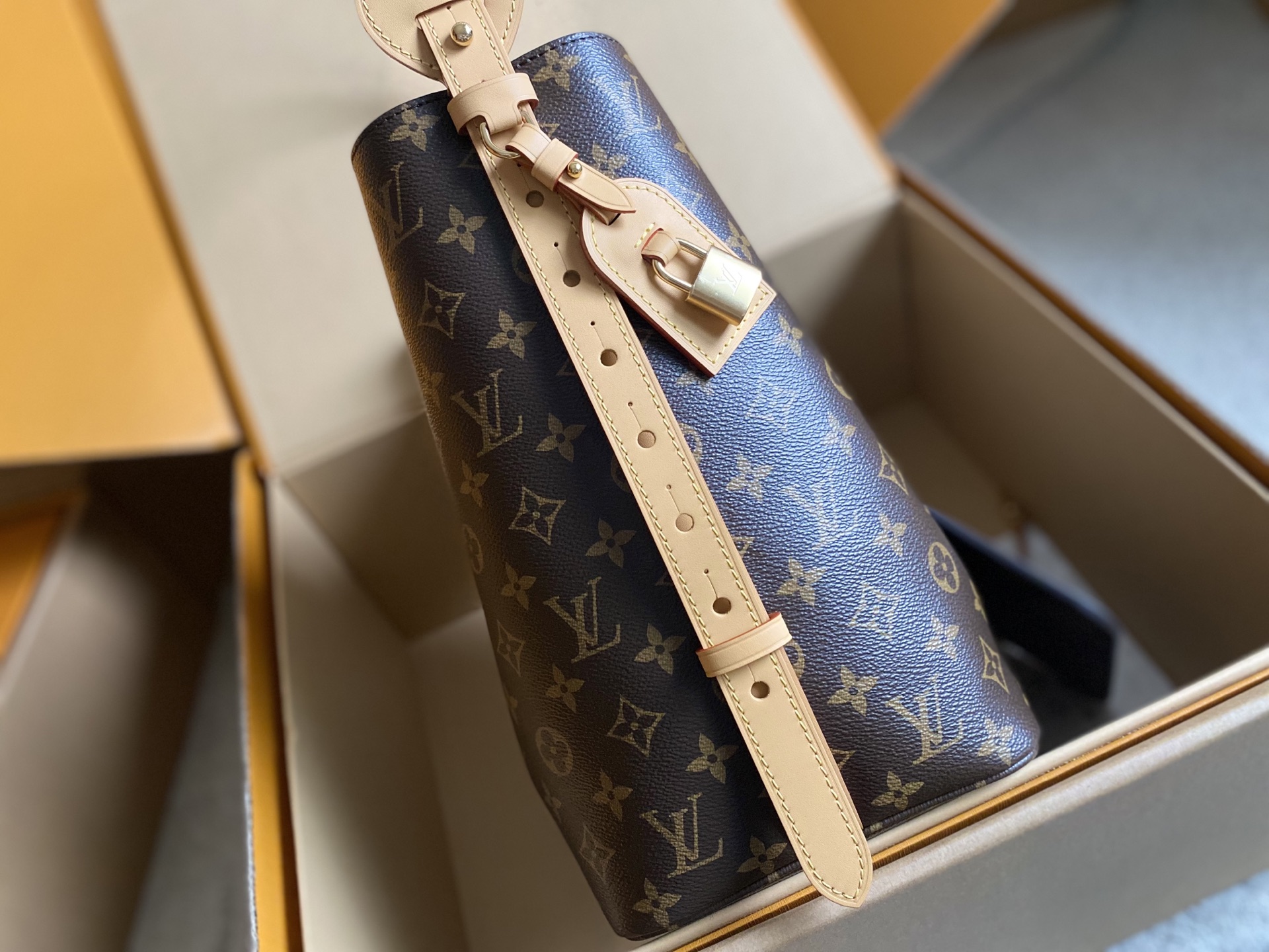 Louis Vuitton Bucket Bag Canvas M-l
