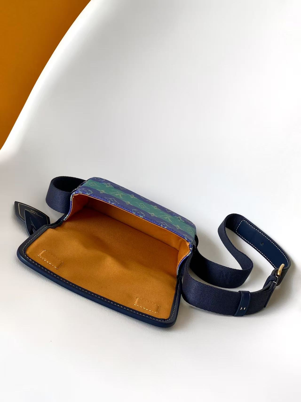 Louis Vuitton Basic Bag M-s