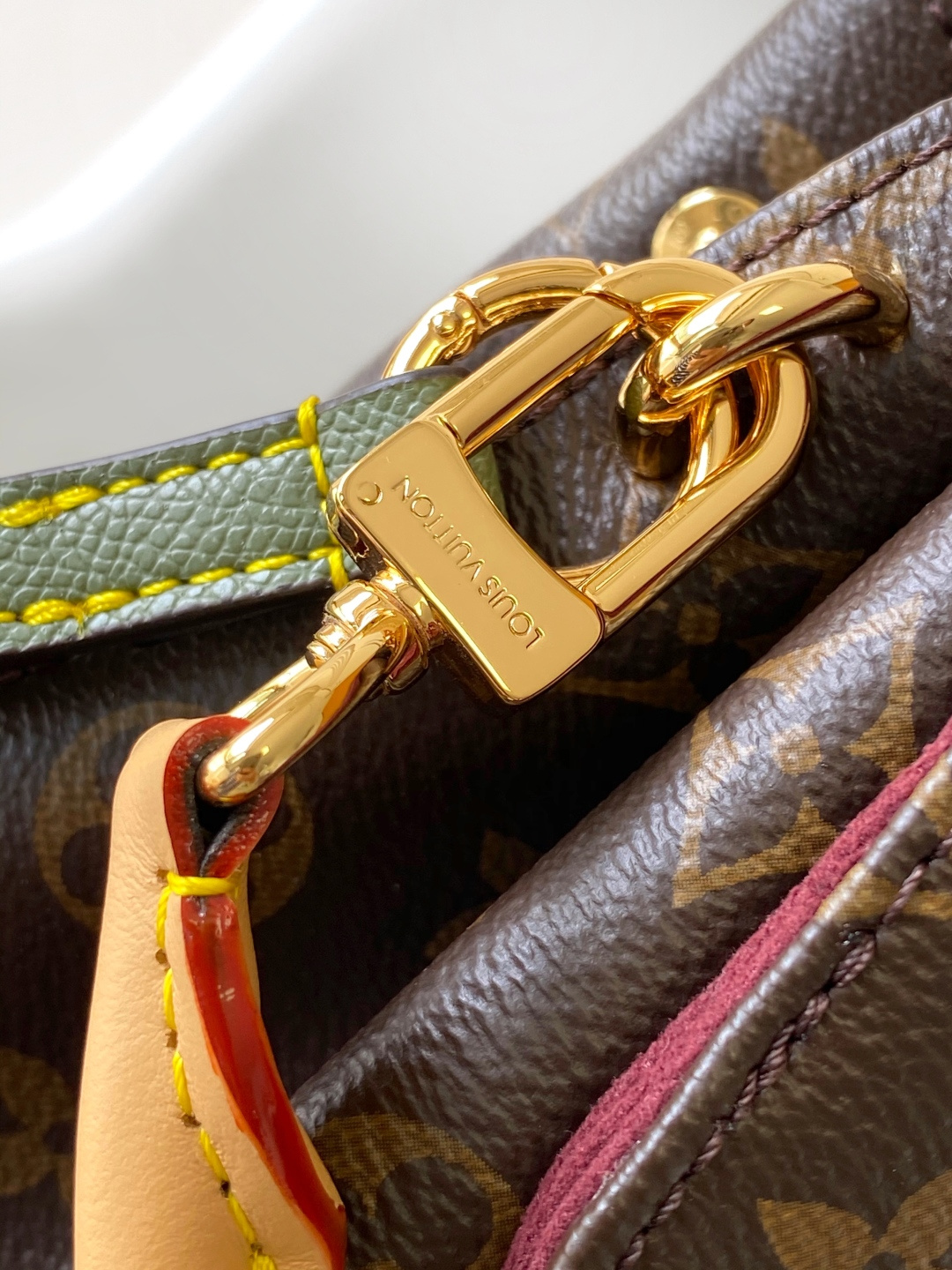 Louis Vuitton Basic Bag Canvas M