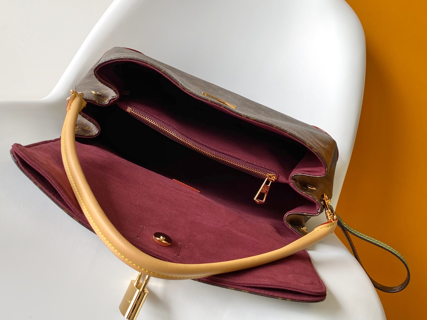 Louis Vuitton Basic Bag Canvas M