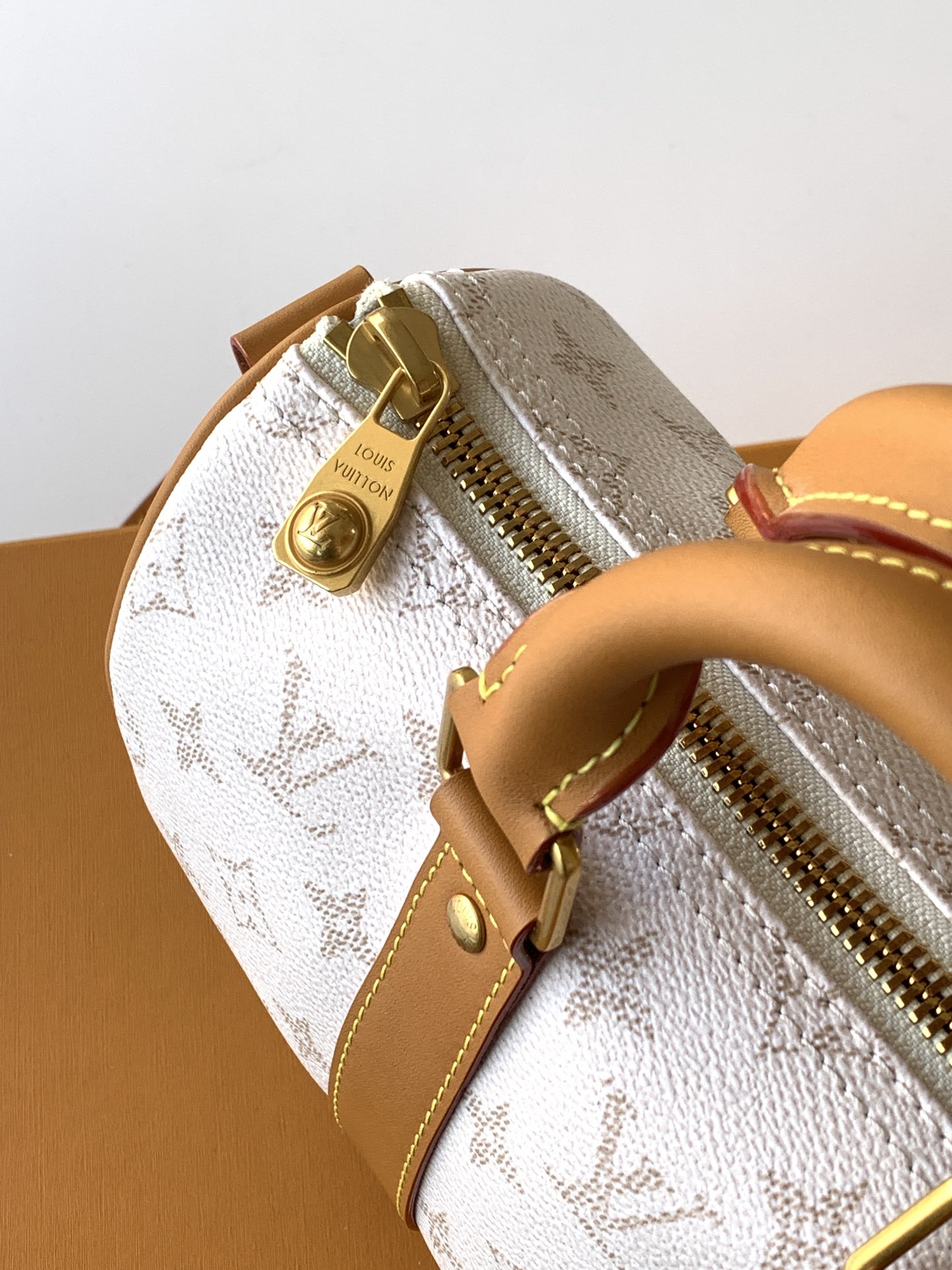 Louis Vuitton Basic Bag Cow Leather White 25cm-m-l