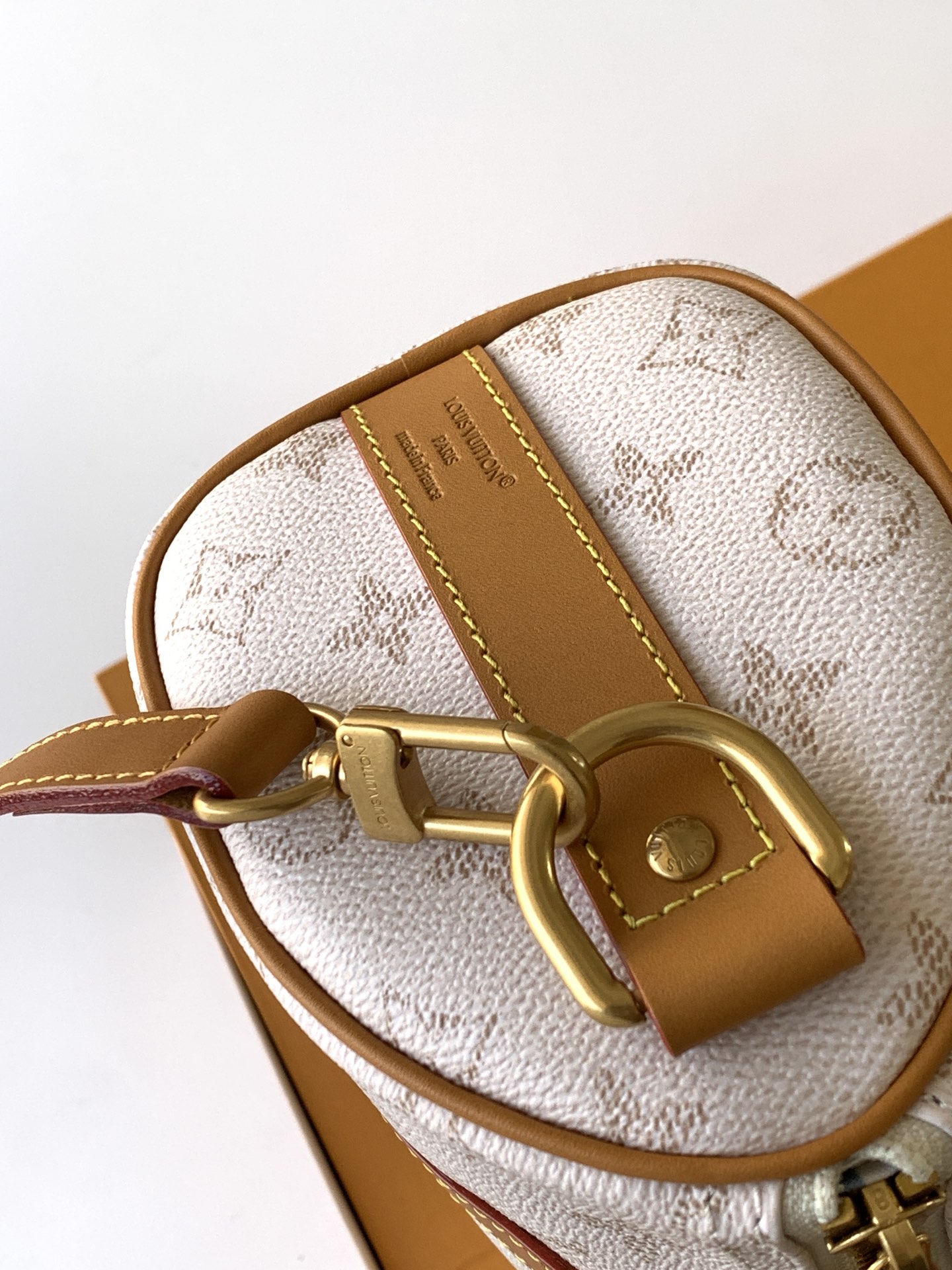 Louis Vuitton Basic Bag Cow Leather White 25cm-m-l