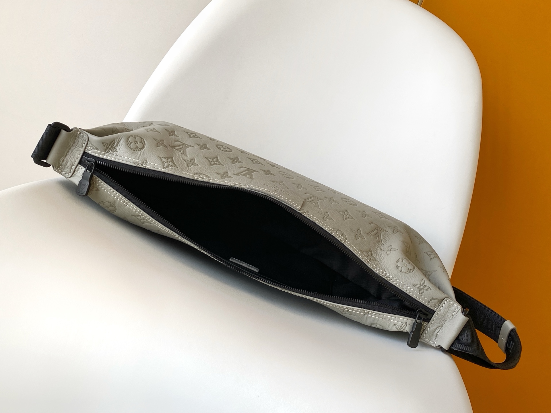 Louis Vuitton Basic Bag Cow Leather Black M-l-s