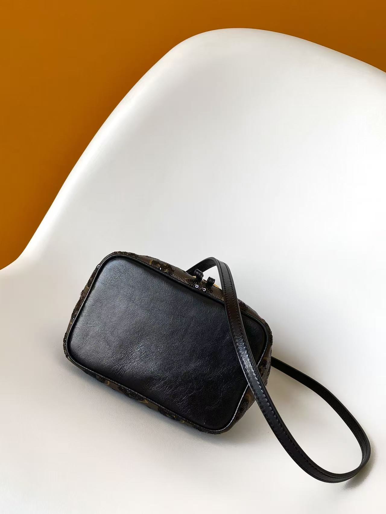 Louis Vuitton Basic Bag Canvas M-l-s