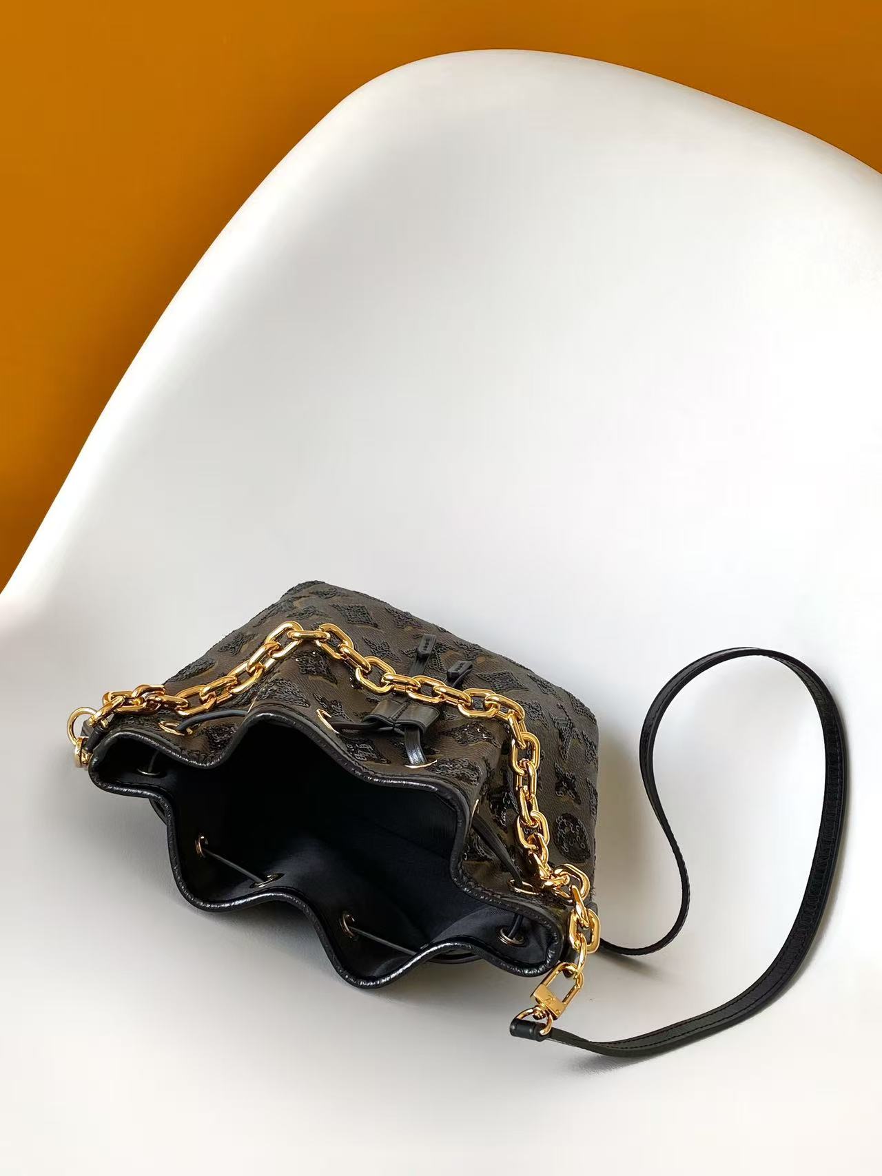 Louis Vuitton Basic Bag Canvas M-l-s