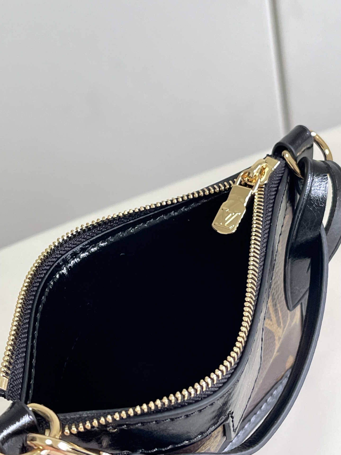 Louis Vuitton Basic Bag Canvas M-l-s