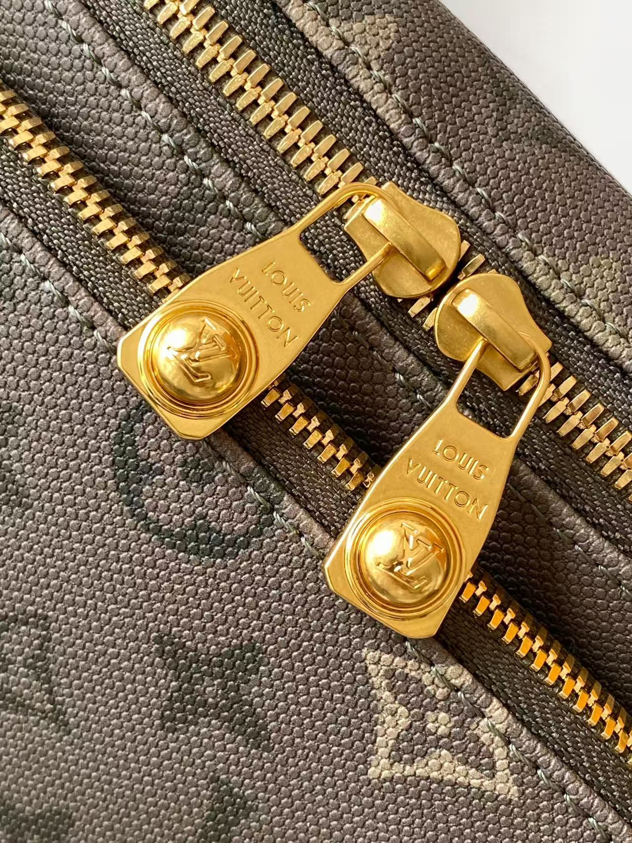 Louis Vuitton Basic Bag Canvas Green M-l-s