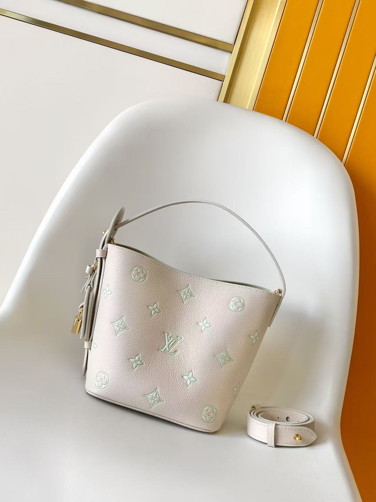 Louis Vuitton Basic Bag M-l