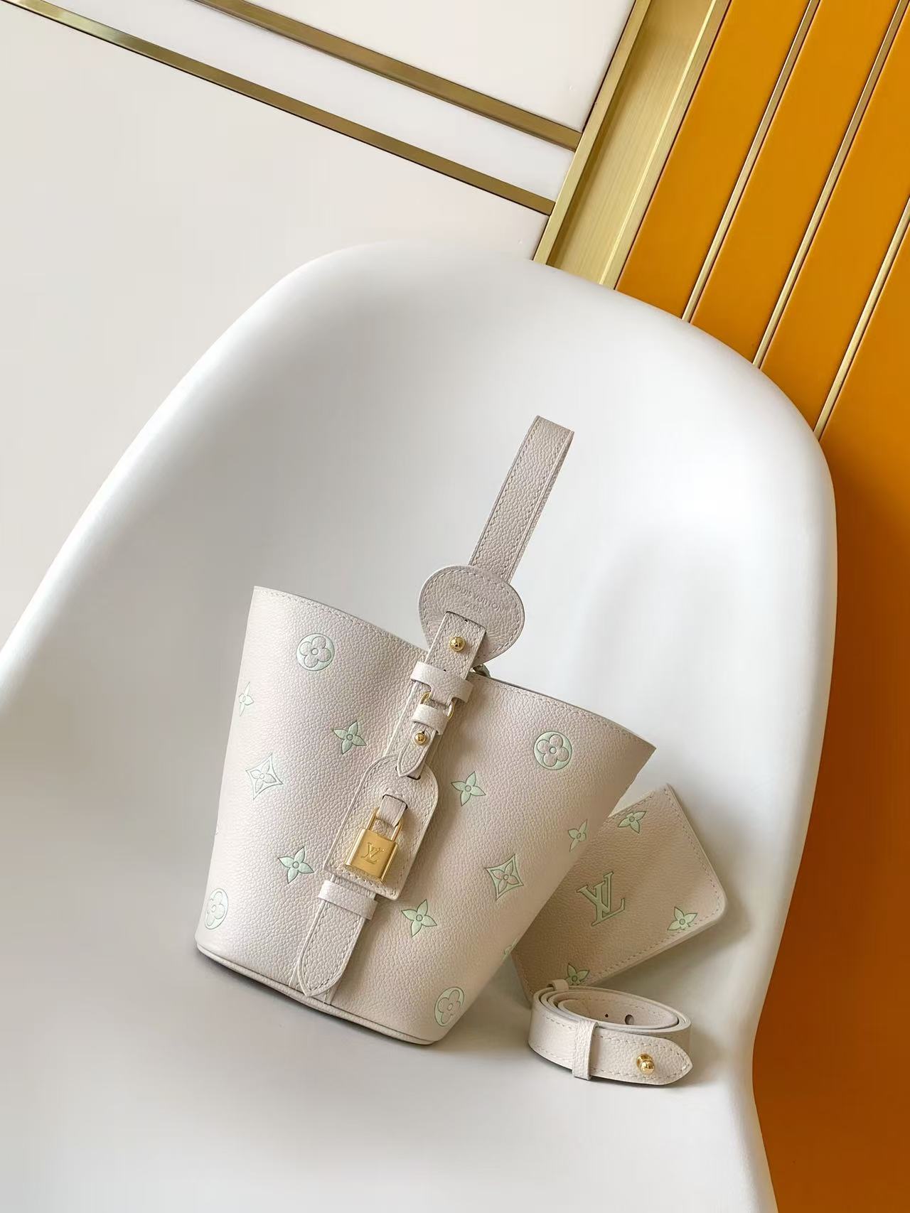 Louis Vuitton Basic Bag M-l