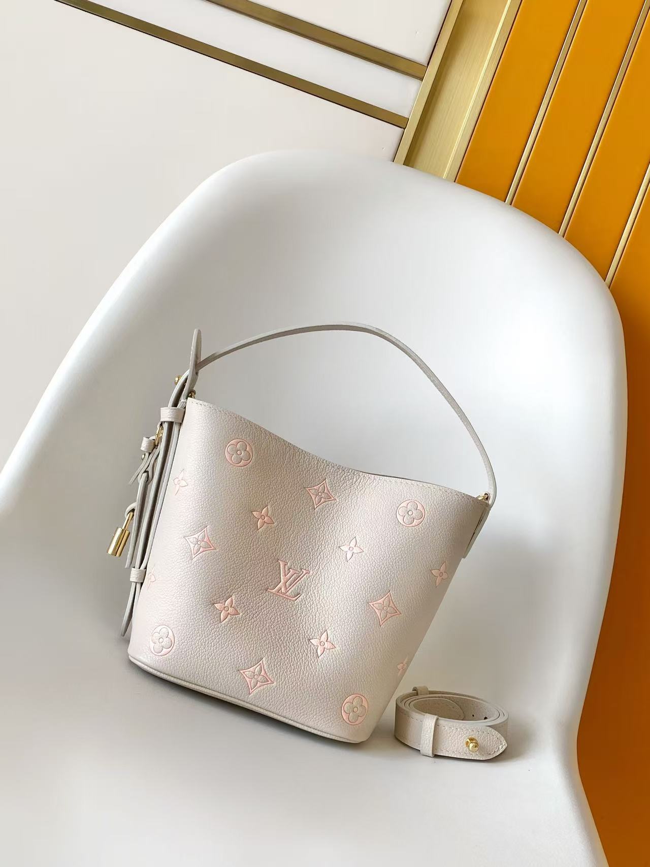 Louis Vuitton Basic Bag M-l