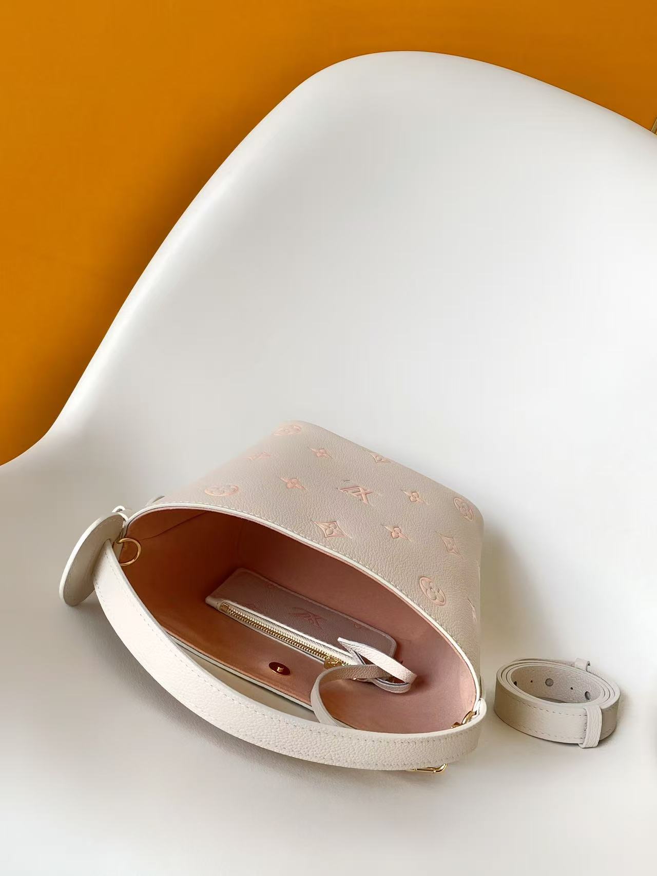 Louis Vuitton Basic Bag M-l