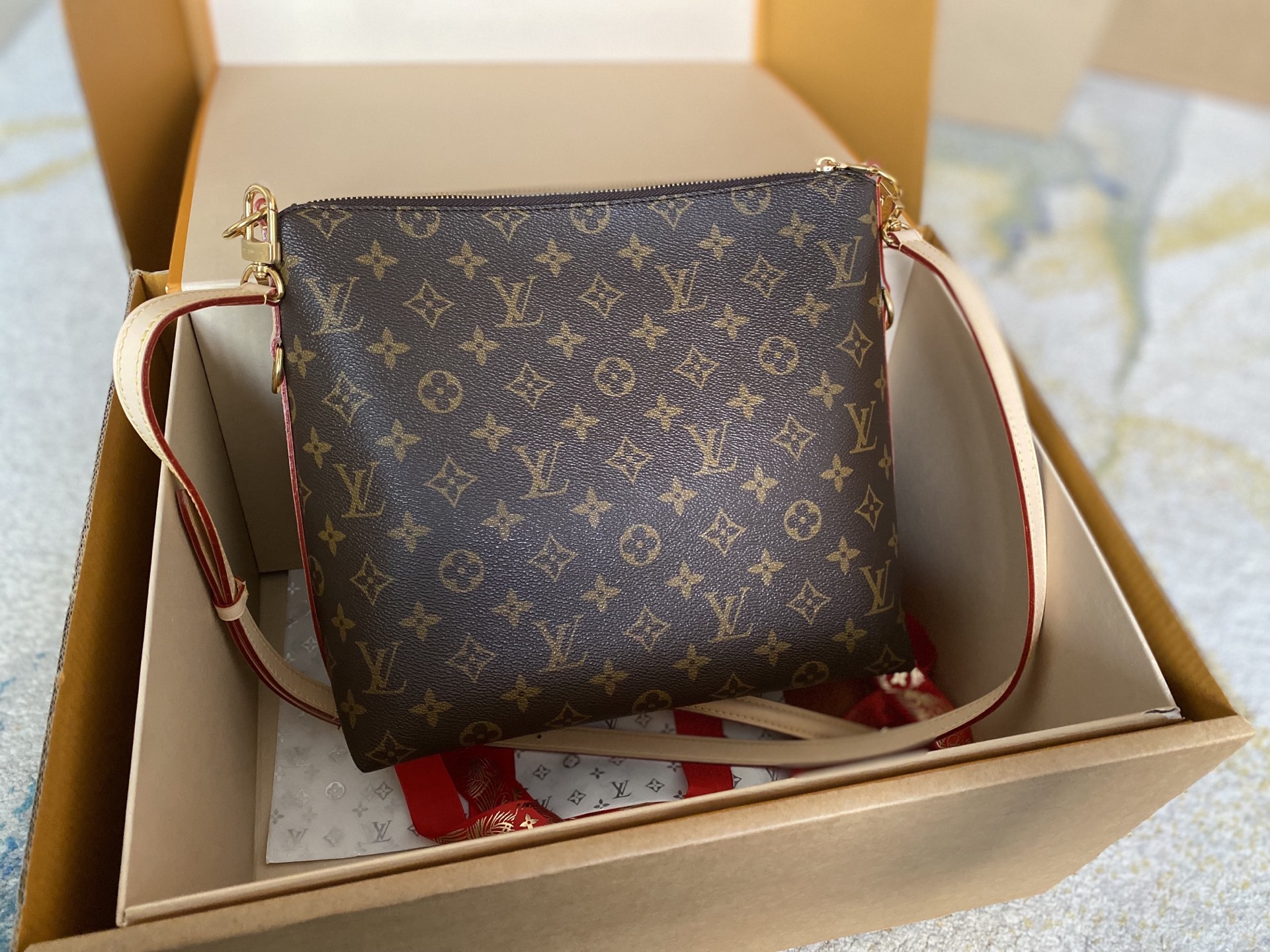 Louis Vuitton Basic Bag Cow Leather M-l-s