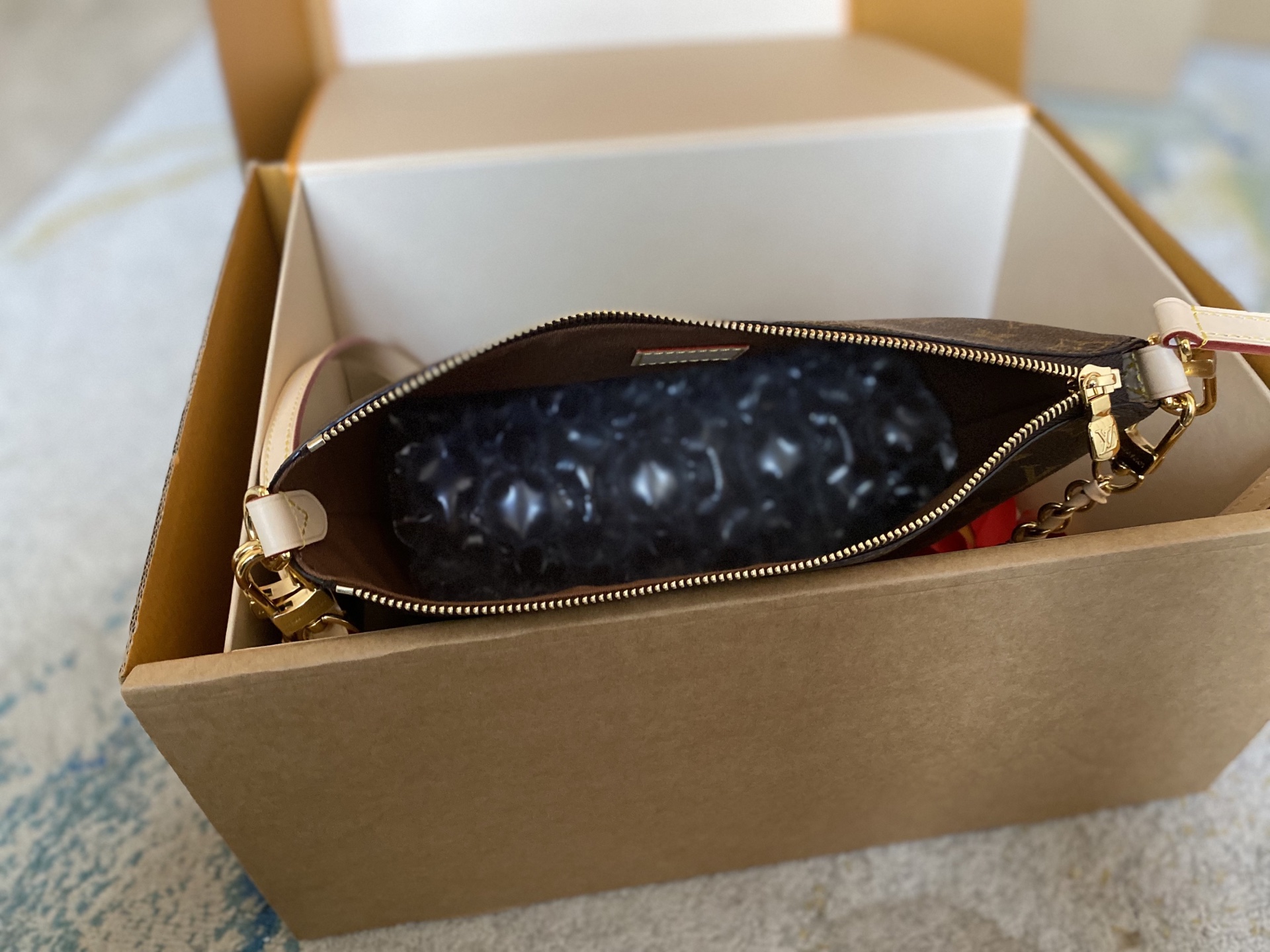 Louis Vuitton Basic Bag Cow Leather M-l-s