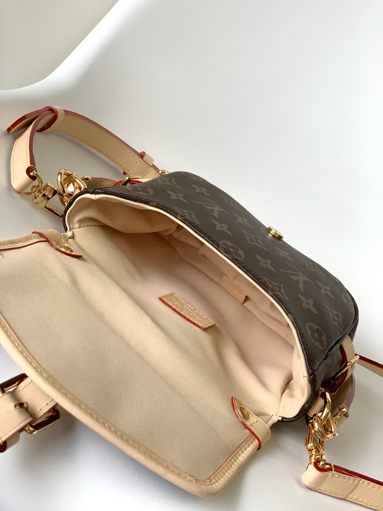 Louis Vuitton Basic Bag M-s