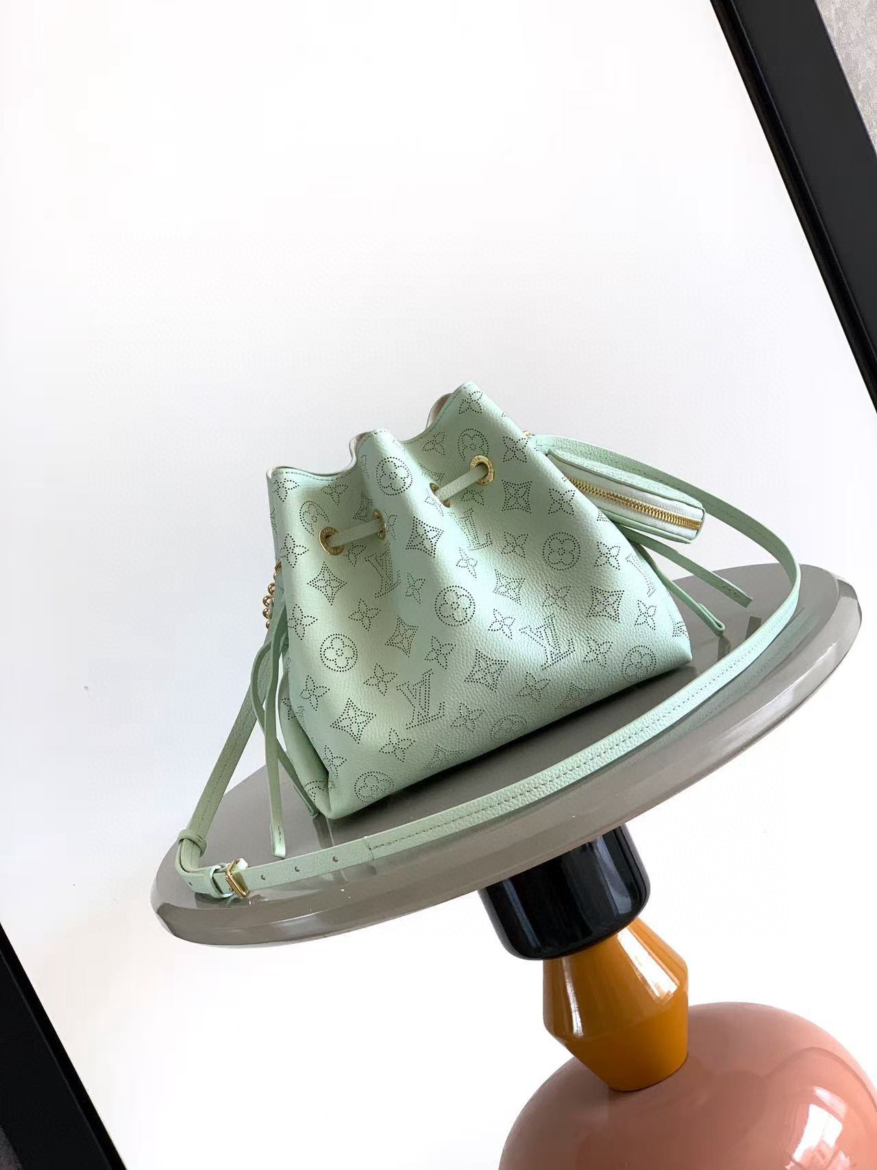 Louis Vuitton Bucket Bag Cow Leather M-l