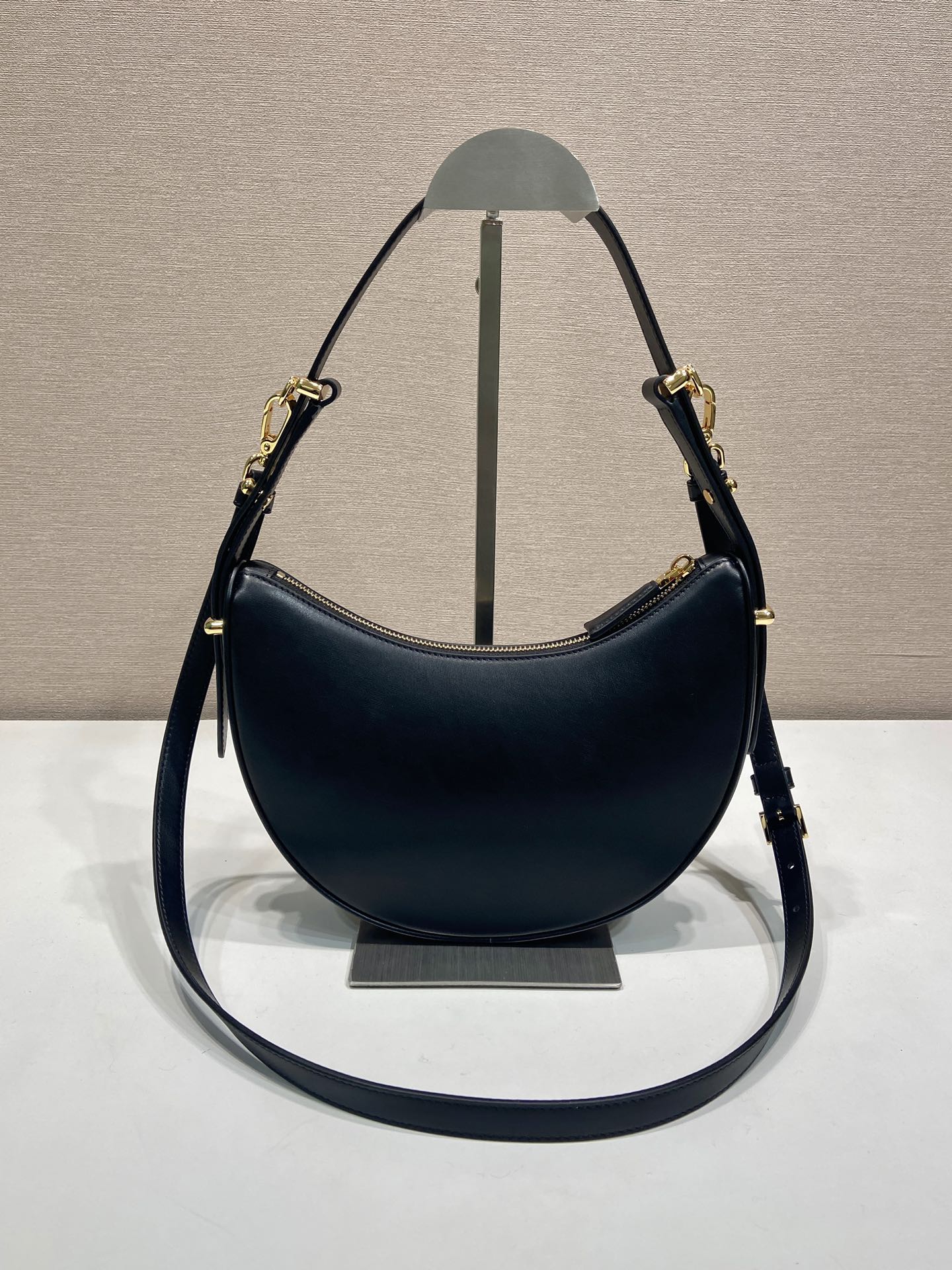 Basic Bag Cow Leather M
