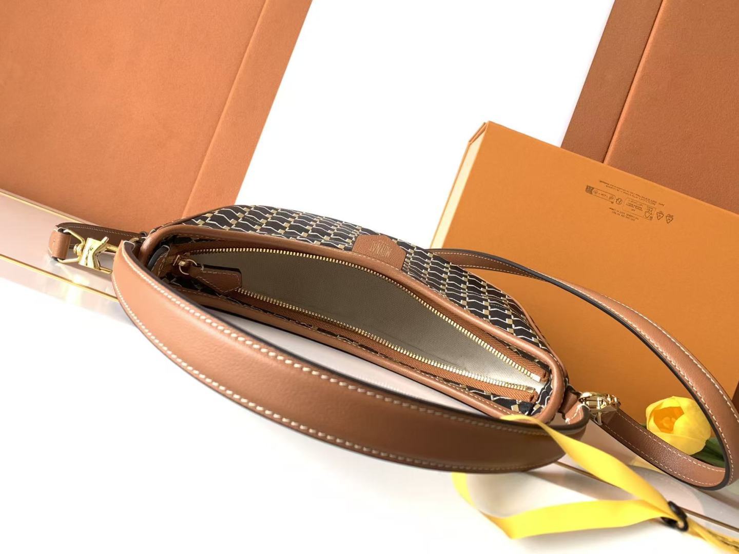 Moynat Basic Bag Cow Leather M-s