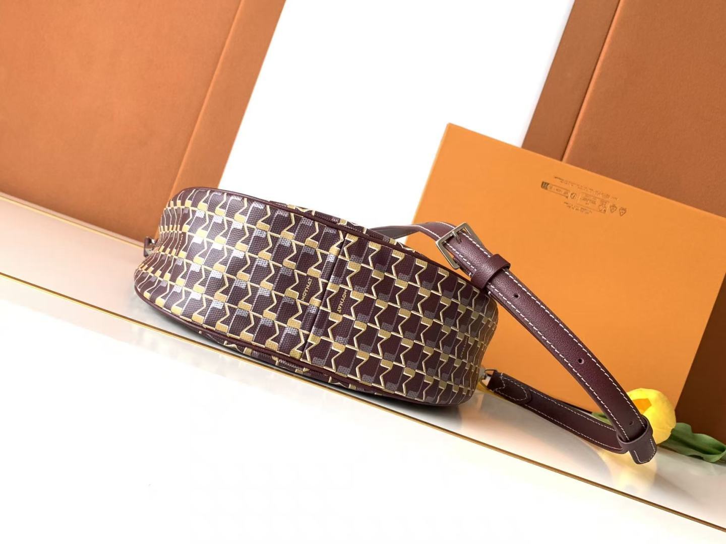 Moynat Basic Bag Cow Leather M-s