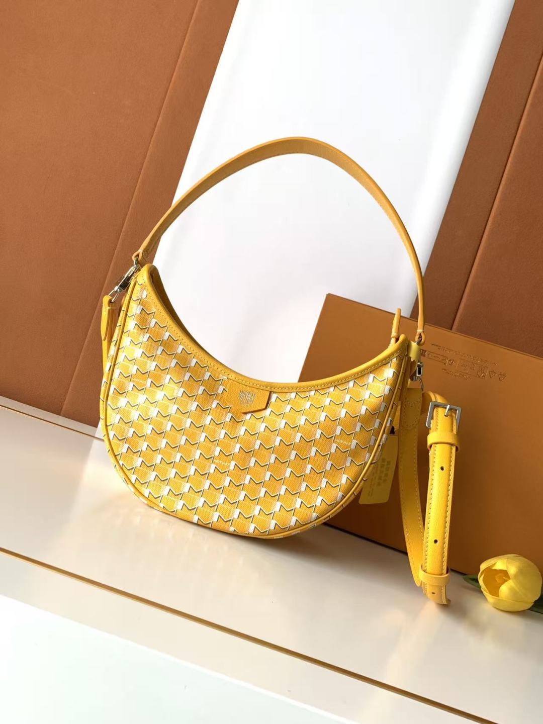 Moynat Basic Bag Cow Leather M-s