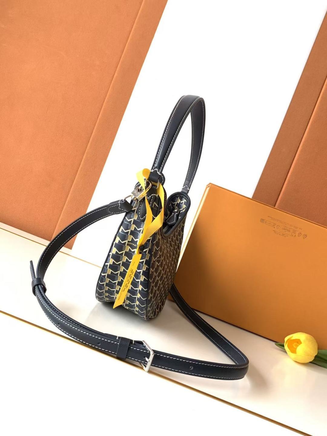 Moynat Basic Bag Cow Leather M-s