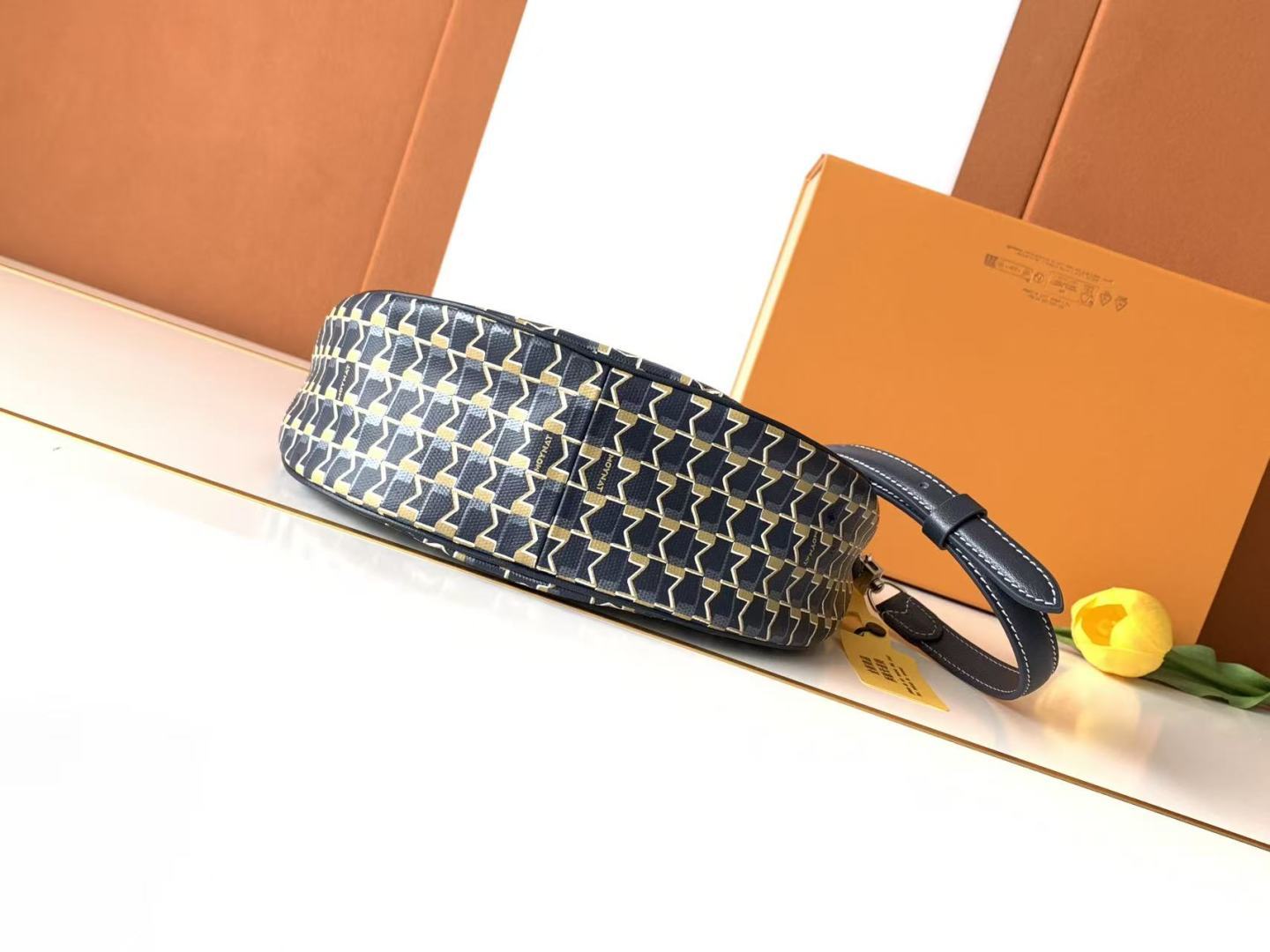 Moynat Basic Bag Cow Leather M-s