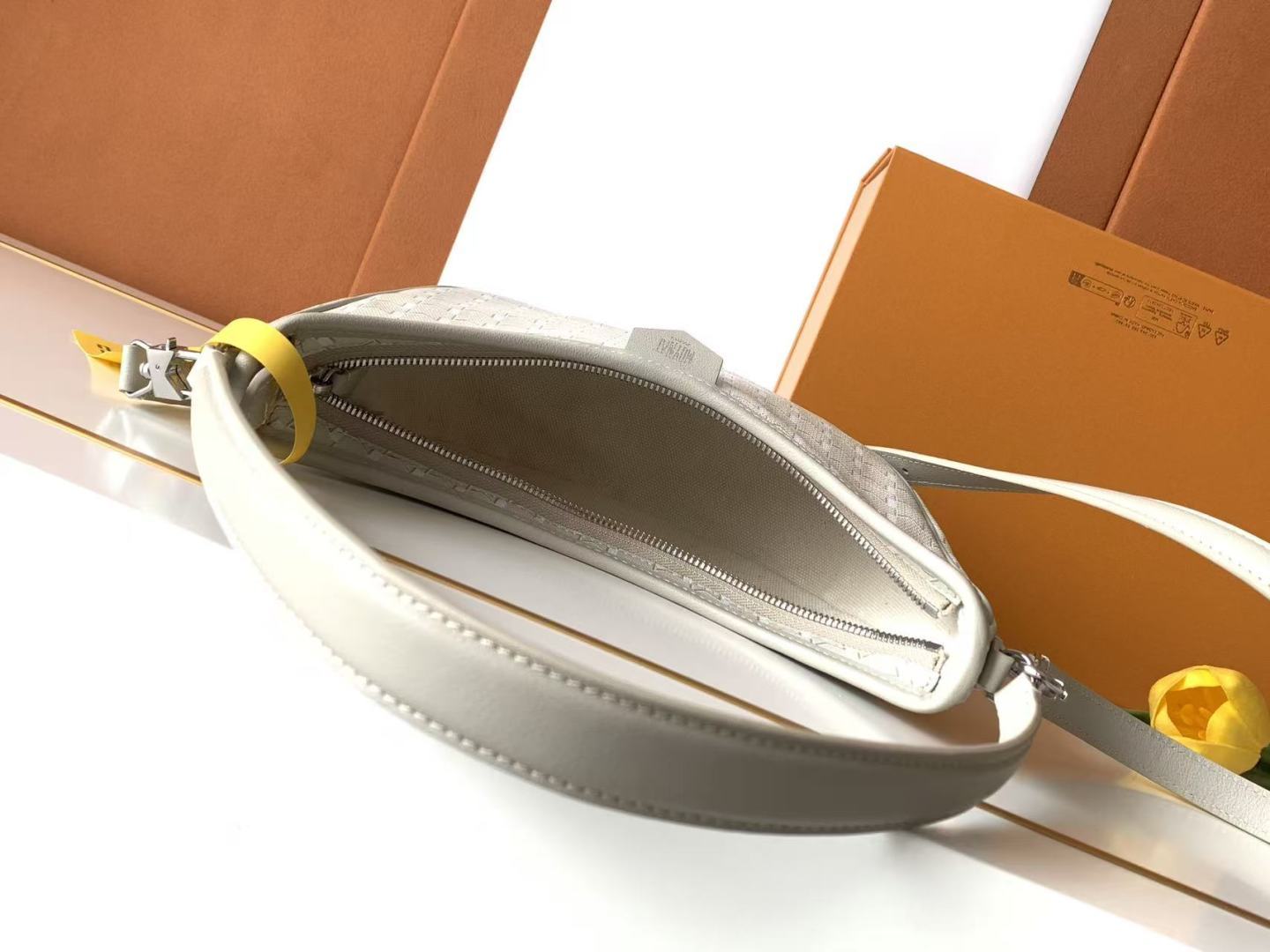 Moynat Basic Bag Cow Leather M-s