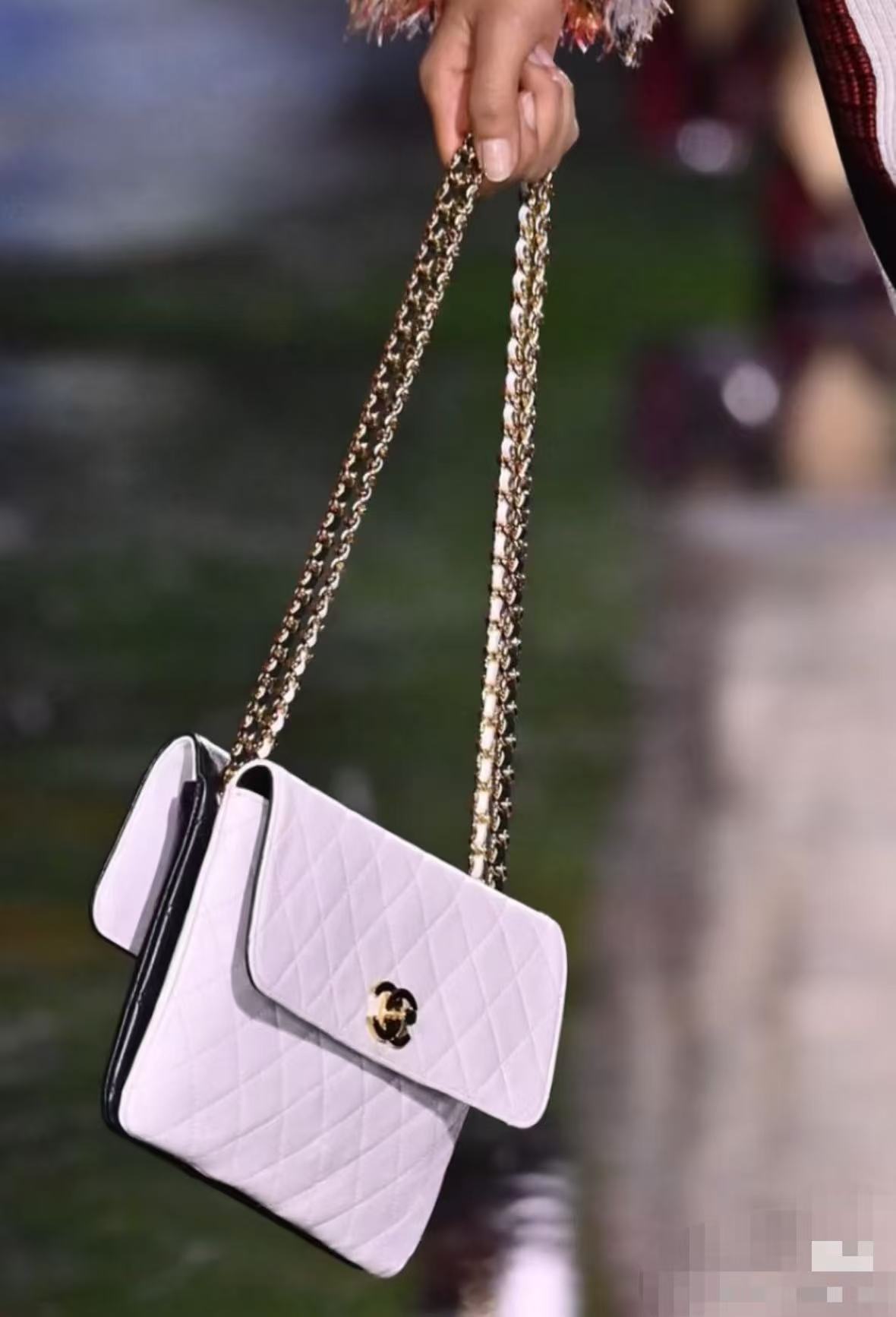 Chanel Basic Bag M-l