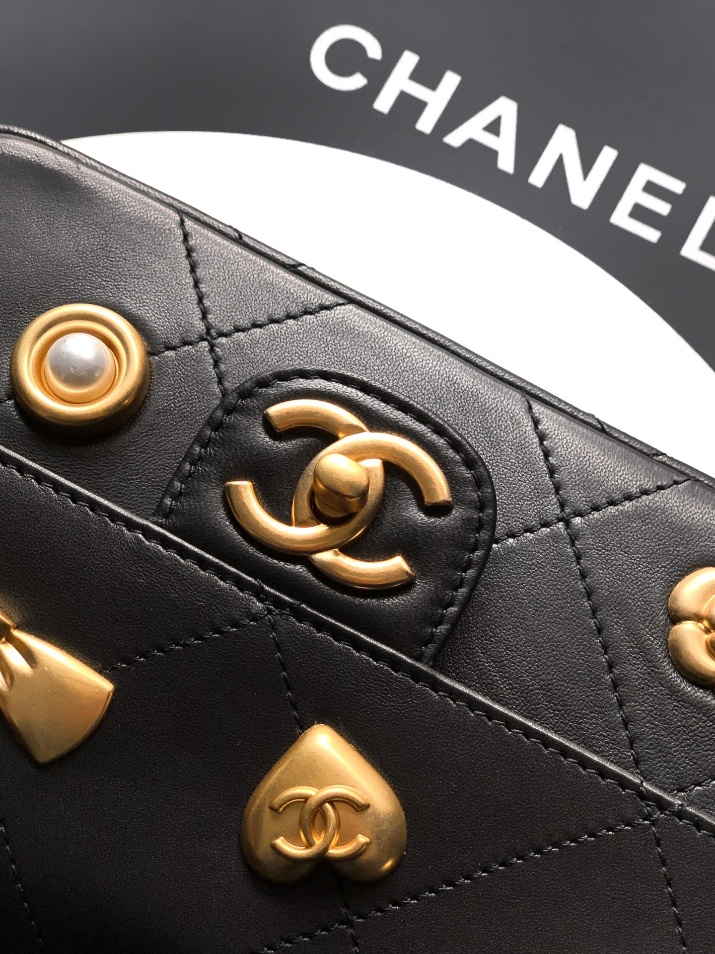 Chanel Basic Bag Black M-l