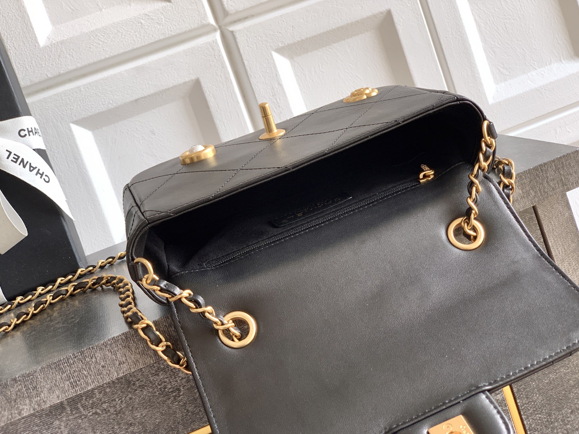 Chanel Basic Bag Black M-l