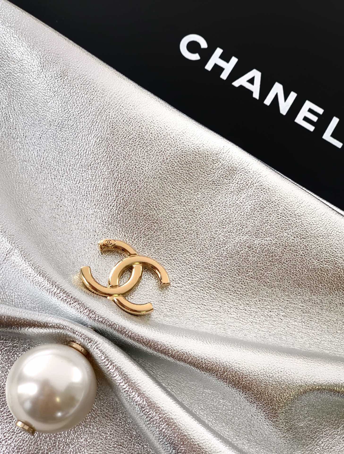 Chanel Tote Bag Gold M-l-s