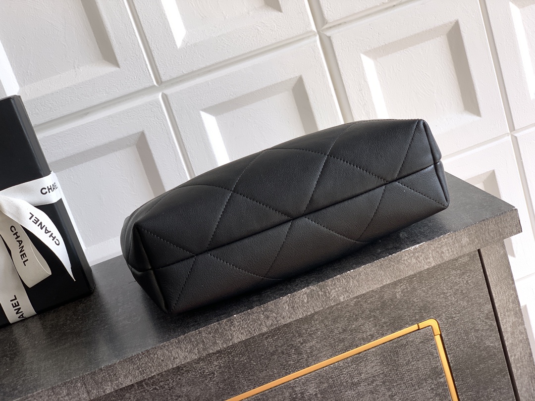 Chanel Basic Bag M-l