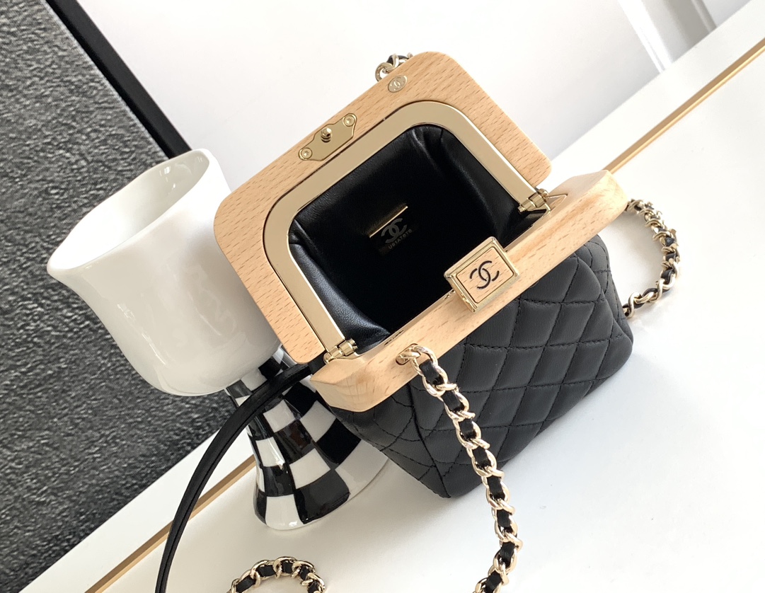 Chanel Basic Bag M-l