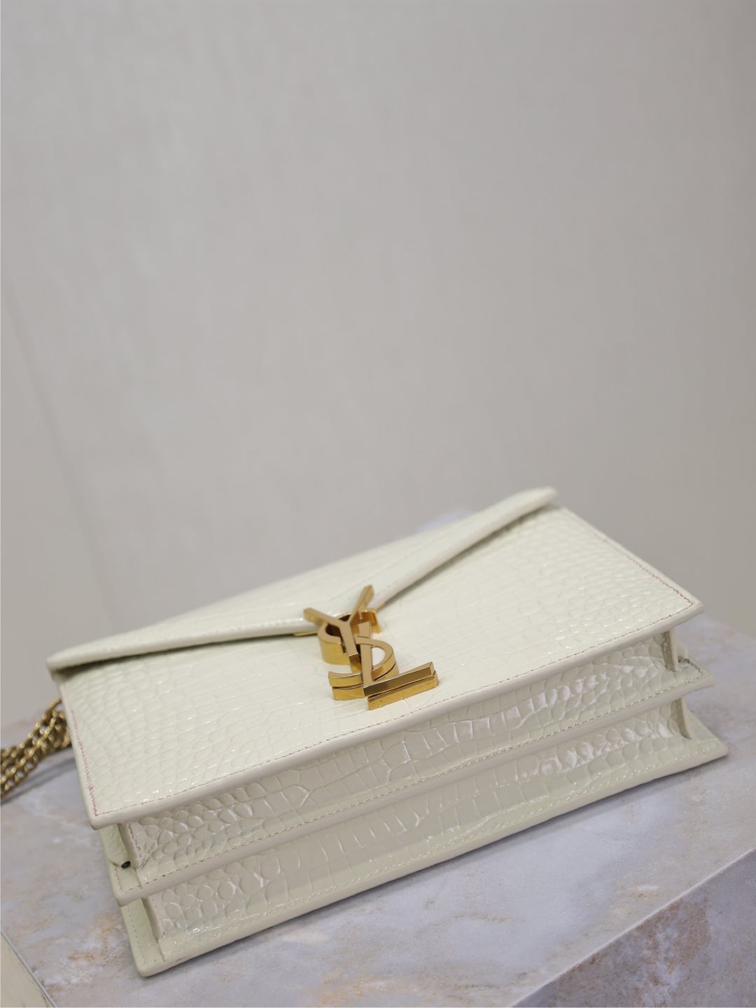 Basic Bag Cow Leather White M-s
