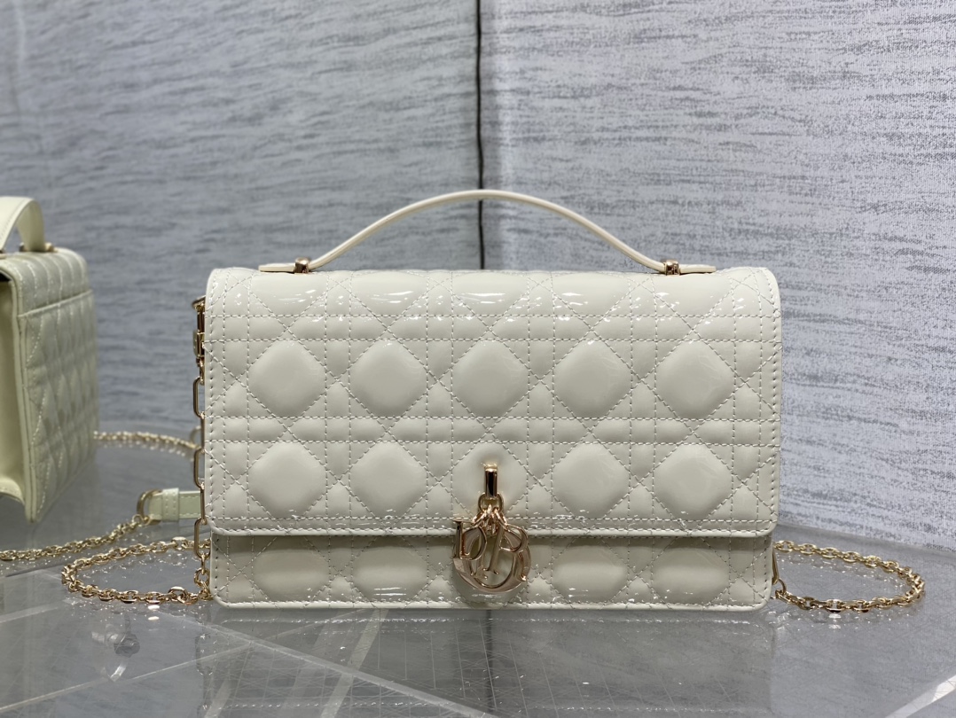 Clutch Bag Sheepskin White S-14cm