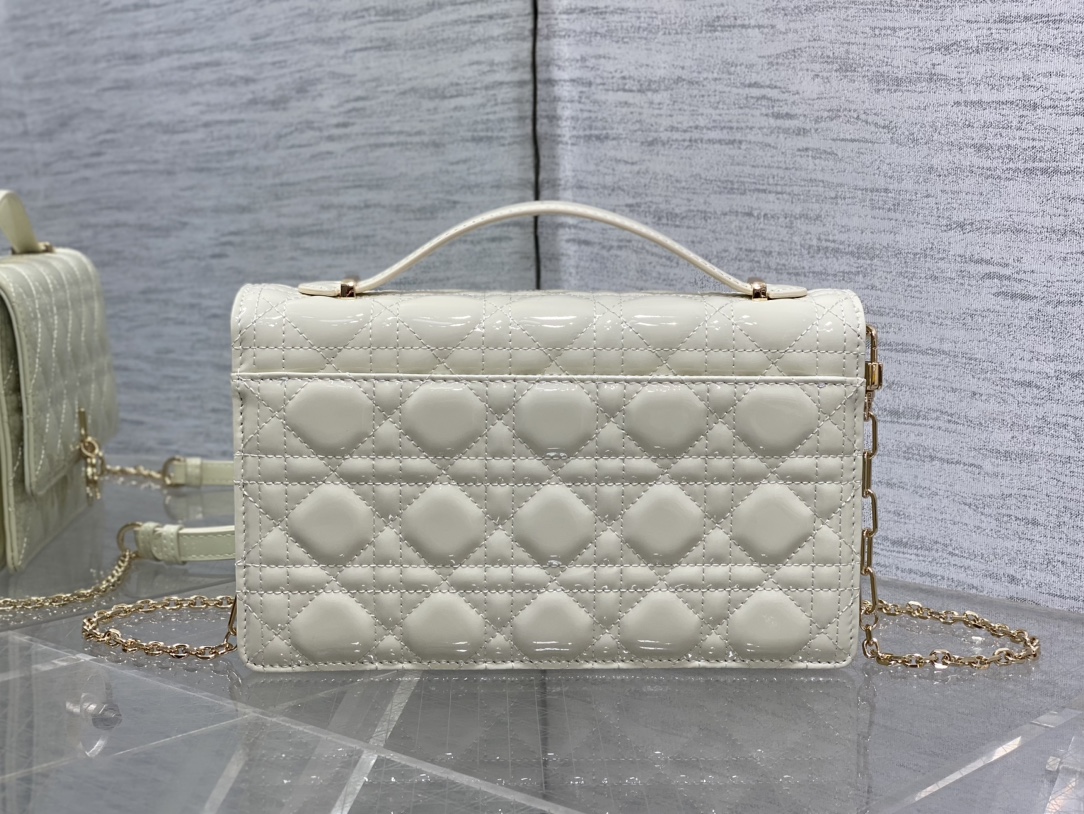 Clutch Bag Sheepskin White S-14cm