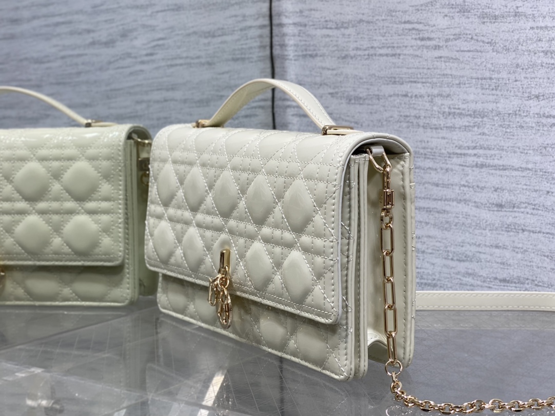 Clutch Bag Sheepskin White S-14cm