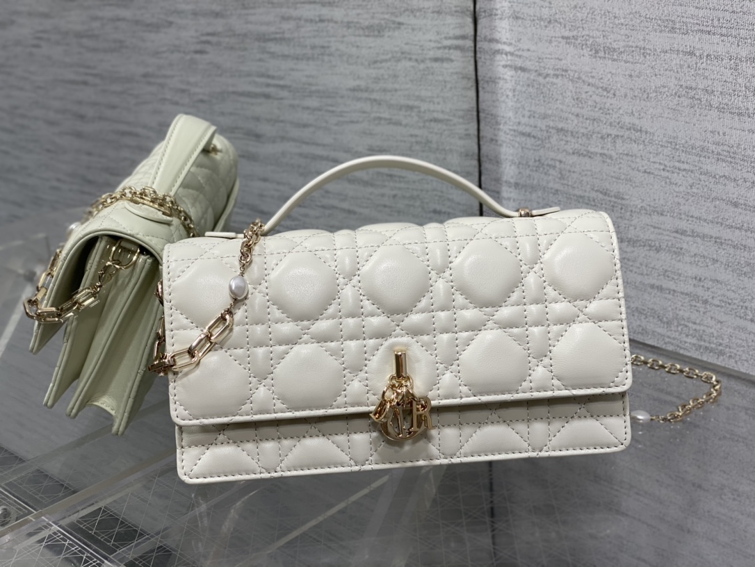 Clutch Bag Sheepskin White M-s
