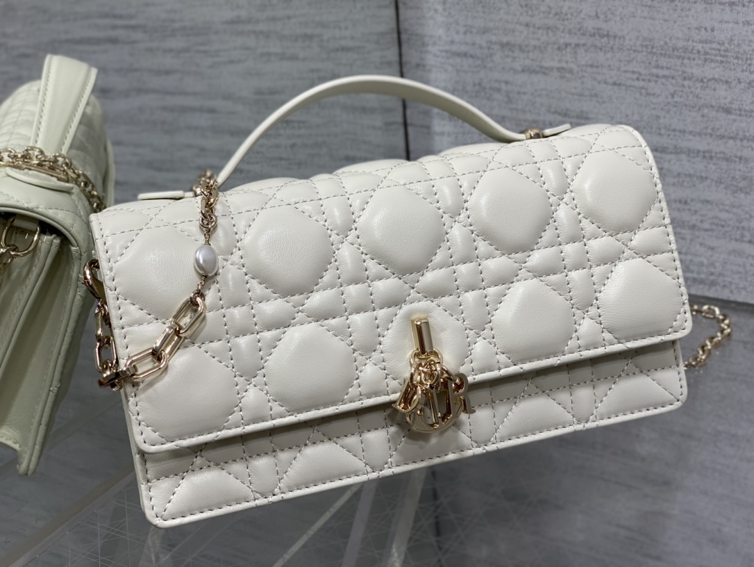 Clutch Bag Sheepskin White M-s