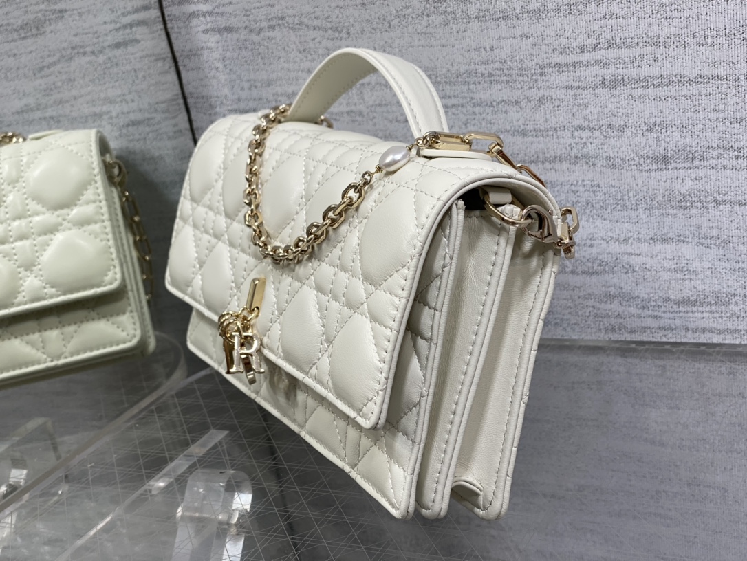 Clutch Bag Sheepskin White M-s