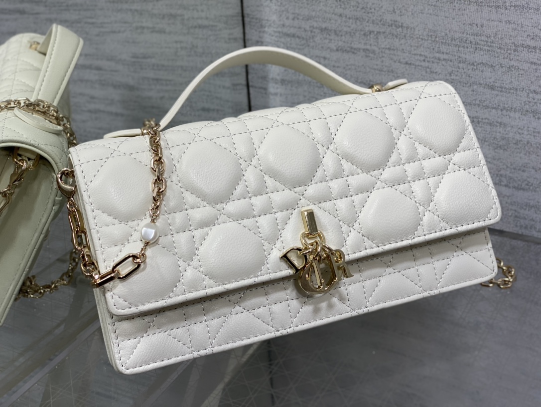 Clutch Bag Sheepskin White M-s