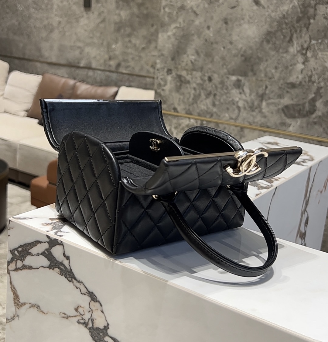 Chanel Basic Bag Sheepskin Black M-l