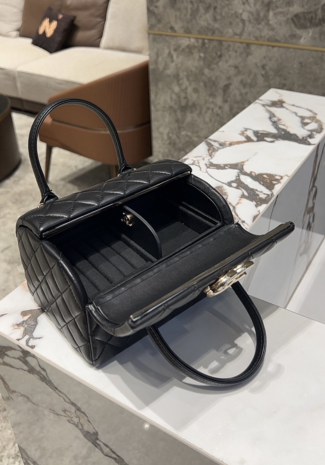 Chanel Basic Bag Sheepskin Black M-l