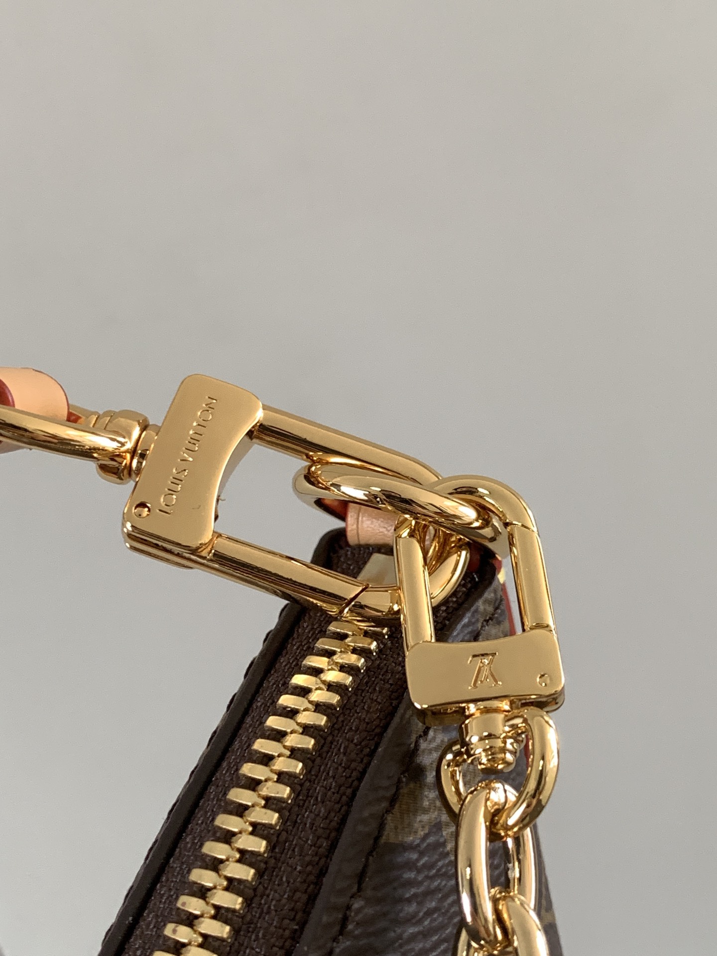 Louis Vuitton Basic Bag Canvas M