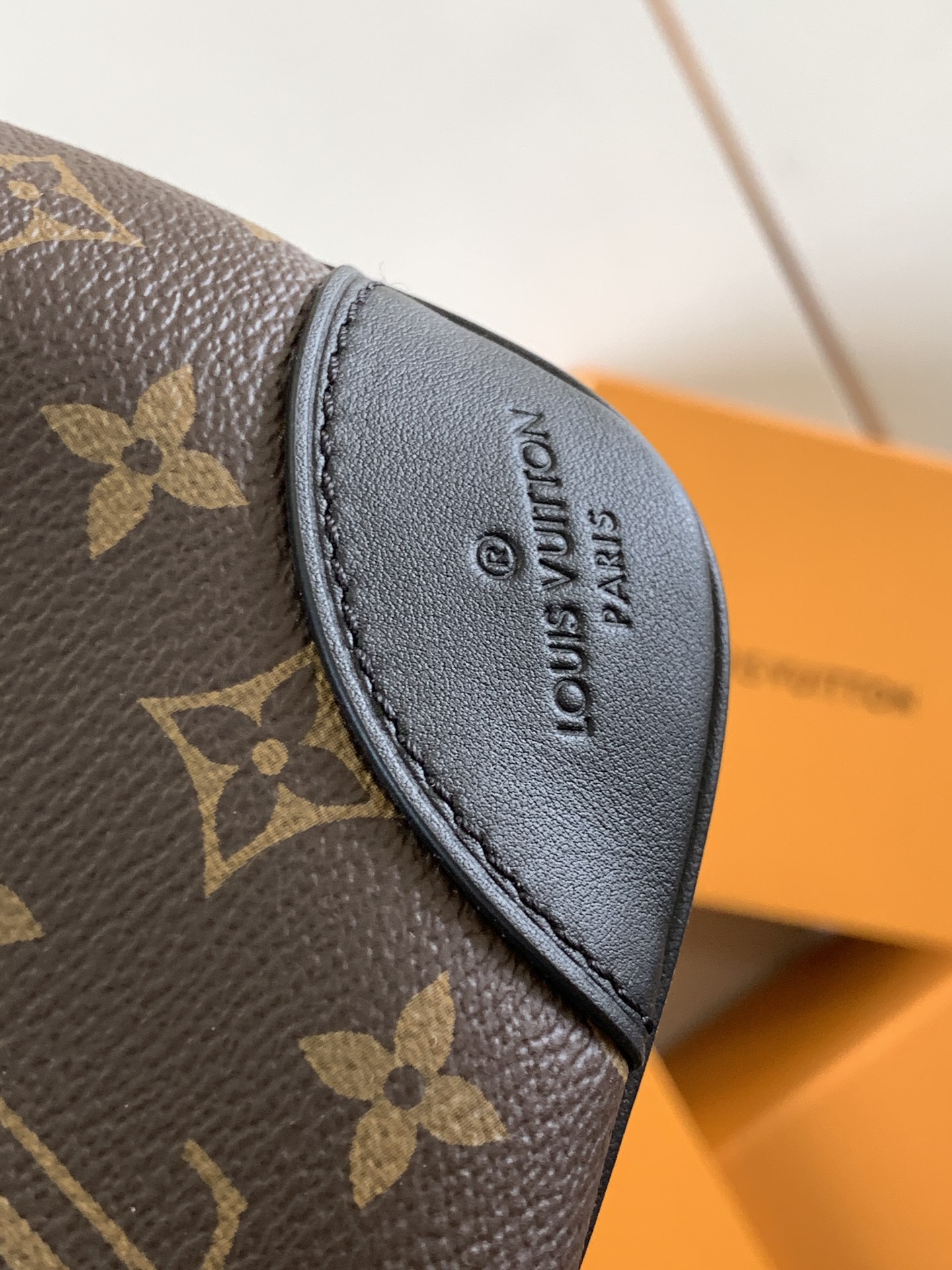 Louis Vuitton Basic Bag Canvas M